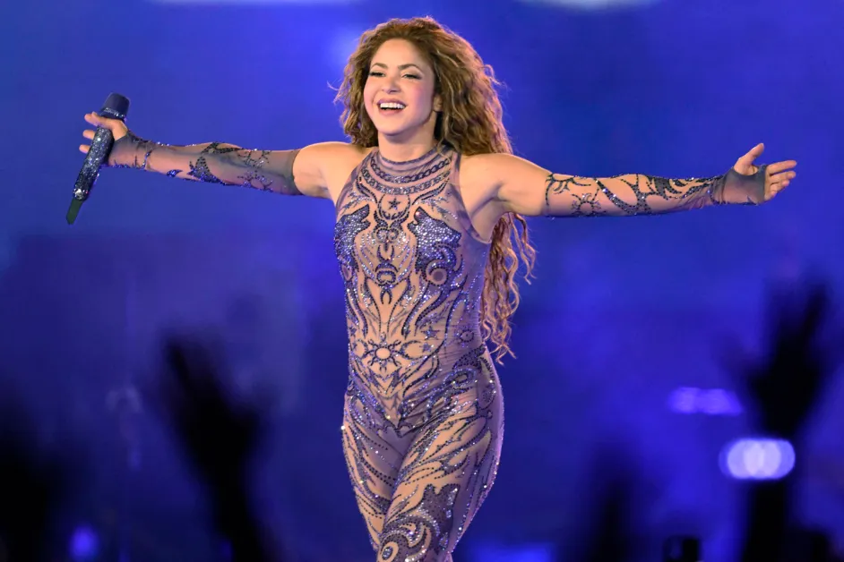 Shakira y Burna Boy interpretando Dai Dai para el Mundial 2026 en un escenario inspirado en futbol internacional