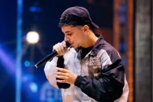 Trueno durante una presentación que refleja el crecimiento del rap argentino y la música urbana latina internacional