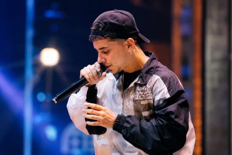 Trueno durante una presentación que refleja el crecimiento del rap argentino y la música urbana latina internacional