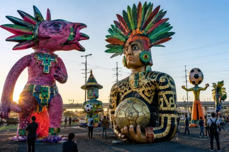 Cartonería monumental inspirada en el Mundial con esculturas gigantes en Ecatepec que impulsan cultura y turismo