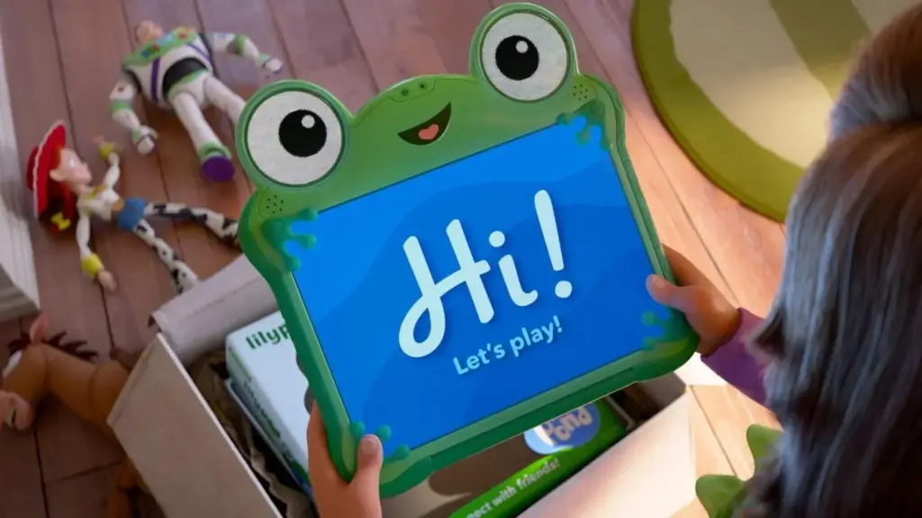 Belinda durante una presentación promocional relacionada con Toy Story 5, destacando su participación como la voz de LilyPad para Latinoamérica en la nueva película de Pixar.
