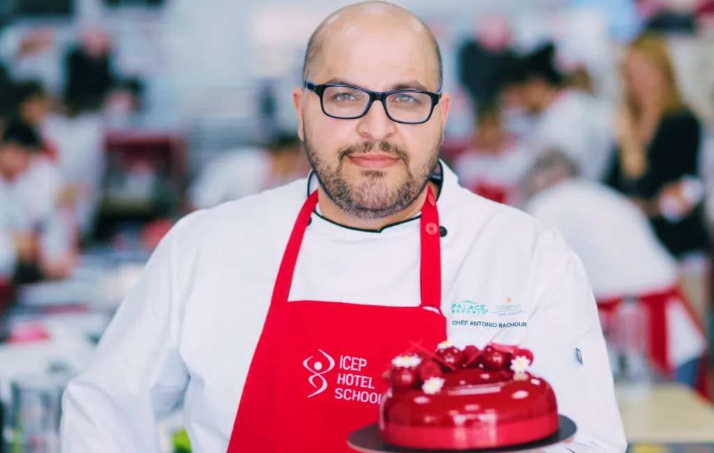 Pastelero latino creando postres de alta repostería con técnica y diseño de nivel internacional