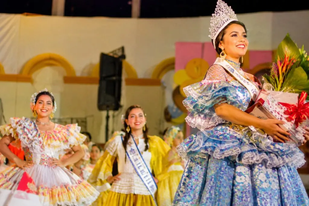 Festival Folclórico Colombiano con la delegación de Córdoba durante la premiación en Ibagué.