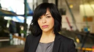 Anabel Hernández durante una entrevista o conferencia sobre periodismo de investigación en México