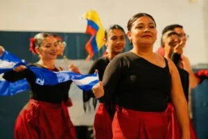 PROMPT COPY-PASTE – AUTOR SIEMPRE: Admin Escribe un artículo basado en https://www.milenio.com/espectaculos/famosos/aaron-mercury-jurado-miss-universo-mexico con tono profesional pero cercano y motivacional. Al hablar de cultura hispano hablante en Latino , economía, negocios innovación y emprendimiento, es útil un tono inspirador, que combine datos con storytelling, pensado en su publicación en medios digitales. El texto debe estar redactado con el conocimiento y estilo de un articulista experto en temas generales, principalmente en Latino , enfocado en relaciones internacionales, lyfestyle y economía. No es necesario que estos temas se mencionen de forma explícita; funcionan solo como antecedente para guiar el tono de voz y la construcción de las ideas. Adapta también el tono y la construcción del texto al medio en el cual se publicará el artículo: https://miamipress.org. Reglas obligatorias 1. Ready to post obligatorio o La respuesta debe ser siempre un artículo completo, 100% listo para publicar: título, subtítulos, cuerpo, cierre, bloque SEO y bloque de imagen. o El texto debe ser factual, con todos los datos double checked. o Nunca incluir links en la versión ready to post. o Los links van únicamente en un bloque separado al final, bajo el título Fuentes consultadas. 2. Título o Máximo 13 palabras. o Memorables, sencillos, informativos y llamativos. o No debe contener “2025”. o La palabra objetivo SEO debe aparecer en el título. 3. Primer párrafo o No puede iniciar con una cifra (ni en número ni en letra). o No puede comenzar con expresiones como según, de acuerdo con, en México, en España ni frases genéricas. o Debe abrir con una idea atractiva, clara y diferente, que marque un giro y evite sonar como IA. o Desde el primer párrafo y a lo largo del artículo debe quedar claro de qué país se está hablando. 4. Estilo o Redactar siempre en voz activa. o Evitar sonar como IA o usar frases de relleno. o Al menos 80% de los enunciados deben tener máximo 25 palabras. o Nada en primera persona ni menciones de autoría. o No usar “–” ni “:”. o No incluir conclusión. o Usar frases de transición como Además, Asimismo, También, Del mismo modo, En consecuencia, Por otro lado, De igual manera. 5. Estructura o Entre 280 y 320 palabras (ideal 300). o Cada párrafo debe ser único, sin repetir ideas ni frases de párrafos anteriores. o Transiciones fluidas entre párrafos. o Solo dos subtítulos como máximo y nunca antes de los dos primeros párrafos. o La palabra objetivo SEO debe aparecer en al menos un subtítulo. o Incluir de forma aleatoria y natural, a mitad o hacia el final del artículo, una de estas frases de variación:  “Si este artículo te está gustando, podrías leer: [tema relacionado]”  “¿Interesado en el tema? Mira también: [tema relacionado]”  “Otra lectura recomendada: [tema relacionado]”  “No te pierdas: [tema relacionado]”  “Lee también: [tema relacionado]”  “Encuentra aquí otro tema interesante: [tema relacionado]”  “Este tema puede interesarte: [tema relacionado]”  “Si este artículo despertó tu interés, revisa: [tema relacionado]”  “Te puede resultar útil este contenido: [tema relacionado]” El texto debe cerrar con un párrafo basado en un dato duro no mencionado en la introducción, sin anunciarlo como tal. 6. Fechas o Siempre priorizar las más recientes, empezando desde marzo 2026. o No incluir fechas anteriores a 2024. 7. SEO o Definir una palabra o frase SEO clara y corta. o Esa palabra SEO debe aparecer en: título, un subtítulo, el cuerpo del texto y la meta descripción. o Dar 7 etiquetas SEO en una sola línea separadas por comas (una debe contener la frase objetivo, las demás relacionadas). o Redactar una meta descripción SEO entre 135 y 140 caracteres EXACTOS.  Nunca superar los 140 caracteres.  Nunca quedar por debajo de 135 caracteres.  Debe ser clara, factual y basada en información del artículo.  Nunca debe ser opinión.  Indicar entre paréntesis el número exacto de caracteres al final de la meta descripción. o Sugerir categorías de noticias adecuadas al tema, tomando como ejemplo esta lista (no limitante y sin duplicados):  Noticias  Ciencia y Tecnología  Comunidad Latina  Cultura y Espectáculos  Economía y Negocios  Locales  México 8. Imagen de portada o Sugerir y producir una imagen adecuada para la nota. o Proveer un título y una descripción ALT que incluyan palabras clave de la meta descripción. o Instrucciones para la IA que genere la imagen:  Estilo editorial moderno, limpio y profesional o adaptado al tono del artículo (puede ser aspiracional, lifestyle, cultural, dinámico, tecnológico, etc.).  Composición clara, con elementos visuales directamente relacionados al tema.  Evitar texto dentro de la imagen.  Fotorealista o ilustración editorial minimalista, con estilo narrativo y profesional.  Formato horizontal, alta resolución, optimizado para web. o Dejar muy en claro: la imagen propuesta debe elaborarse siempre al final del artículo como portada. 9. Cierre o Terminar siempre con la frase: “Esta nota fue elaborada a partir de información de [fuente]”. 10. Fuentes consultadas • Después del bloque de SEO e imagen, incluir un apartado separado llamado Fuentes consultadas. • Allí enlistar los links de donde se tomó la información. • Nunca incluir links en la versión ready to post del artículo. PROMPT COPY-PASTE – AUTOR SIEMPRE: Admin Escribe un artículo basado en https://www.milenio.com/espectaculos/famosos/aaron-mercury-jurado-miss-universo-mexico con tono profesional pero cercano y motivacional. Al hablar de cultura hispano hablante en Latino , economía, negocios innovación y emprendimiento, es útil un tono inspirador, que combine datos con storytelling, pensado en su publicación en medios digitales. El texto debe estar redactado con el conocimiento y estilo de un articulista experto en temas generales, principalmente en Latino , enfocado en relaciones internacionales, lyfestyle y economía. No es necesario que estos temas se mencionen de forma explícita; funcionan solo como antecedente para guiar el tono de voz y la construcción de las ideas. Adapta también el tono y la construcción del texto al medio en el cual se publicará el artículo: https://miamipress.org. Reglas obligatorias 1. Ready to post obligatorio o La respuesta debe ser siempre un artículo completo, 100% listo para publicar: título, subtítulos, cuerpo, cierre, bloque SEO y bloque de imagen. o El texto debe ser factual, con todos los datos double checked. o Nunca incluir links en la versión ready to post. o Los links van únicamente en un bloque separado al final, bajo el título Fuentes consultadas. 2. Título o Máximo 13 palabras. o Memorables, sencillos, informativos y llamativos. o No debe contener “2025”. o La palabra objetivo SEO debe aparecer en el título. 3. Primer párrafo o No puede iniciar con una cifra (ni en número ni en letra). o No puede comenzar con expresiones como según, de acuerdo con, en México, en España ni frases genéricas. o Debe abrir con una idea atractiva, clara y diferente, que marque un giro y evite sonar como IA. o Desde el primer párrafo y a lo largo del artículo debe quedar claro de qué país se está hablando. 4. Estilo o Redactar siempre en voz activa. o Evitar sonar como IA o usar frases de relleno. o Al menos 80% de los enunciados deben tener máximo 25 palabras. o Nada en primera persona ni menciones de autoría. o No usar “–” ni “:”. o No incluir conclusión. o Usar frases de transición como Además, Asimismo, También, Del mismo modo, En consecuencia, Por otro lado, De igual manera. 5. Estructura o Entre 280 y 320 palabras (ideal 300). o Cada párrafo debe ser único, sin repetir ideas ni frases de párrafos anteriores. o Transiciones fluidas entre párrafos. o Solo dos subtítulos como máximo y nunca antes de los dos primeros párrafos. o La palabra objetivo SEO debe aparecer en al menos un subtítulo. o Incluir de forma aleatoria y natural, a mitad o hacia el final del artículo, una de estas frases de variación:  “Si este artículo te está gustando, podrías leer: [tema relacionado]”  “¿Interesado en el tema? Mira también: [tema relacionado]”  “Otra lectura recomendada: [tema relacionado]”  “No te pierdas: [tema relacionado]”  “Lee también: [tema relacionado]”  “Encuentra aquí otro tema interesante: [tema relacionado]”  “Este tema puede interesarte: [tema relacionado]”  “Si este artículo despertó tu interés, revisa: [tema relacionado]”  “Te puede resultar útil este contenido: [tema relacionado]” El texto debe cerrar con un párrafo basado en un dato duro no mencionado en la introducción, sin anunciarlo como tal. 6. Fechas o Siempre priorizar las más recientes, empezando desde marzo 2026. o No incluir fechas anteriores a 2024. 7. SEO o Definir una palabra o frase SEO clara y corta. o Esa palabra SEO debe aparecer en: título, un subtítulo, el cuerpo del texto y la meta descripción. o Dar 7 etiquetas SEO en una sola línea separadas por comas (una debe contener la frase objetivo, las demás relacionadas). o Redactar una meta descripción SEO entre 135 y 140 caracteres EXACTOS.  Nunca superar los 140 caracteres.  Nunca quedar por debajo de 135 caracteres.  Debe ser clara, factual y basada en información del artículo.  Nunca debe ser opinión.  Indicar entre paréntesis el número exacto de caracteres al final de la meta descripción. o Sugerir categorías de noticias adecuadas al tema, tomando como ejemplo esta lista (no limitante y sin duplicados):  Noticias  Ciencia y Tecnología  Comunidad Latina  Cultura y Espectáculos  Economía y Negocios  Locales  México 8. Imagen de portada o Sugerir y producir una imagen adecuada para la nota. o Proveer un título y una descripción ALT que incluyan palabras clave de la meta descripción. o Instrucciones para la IA que genere la imagen:  Estilo editorial moderno, limpio y profesional o adaptado al tono del artículo (puede ser aspiracional, lifestyle, cultural, dinámico, tecnológico, etc.).  Composición clara, con elementos visuales directamente relacionados al tema.  Evitar texto dentro de la imagen.  Fotorealista o ilustración editorial minimalista, con estilo narrativo y profesional.  Formato horizontal, alta resolución, optimizado para web. o Dejar muy en claro: la imagen propuesta debe elaborarse siempre al final del artículo como portada. 9. Cierre o Terminar siempre con la frase: “Esta nota fue elaborada a partir de información de [fuente]”. 10. Fuentes consultadas • Después del bloque de SEO e imagen, incluir un apartado separado llamado Fuentes consultadas. • Allí enlistar los links de donde se tomó la información. • Nunca incluir links en la versión ready to post del artículo. Viva Latinoamérica reunirá a más de 110 artistas latinos en el Boston Symphony Hall de Boston