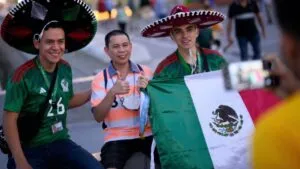 Turistas internacionales celebran junto a aficionados mexicanos durante el Mundial 2026.