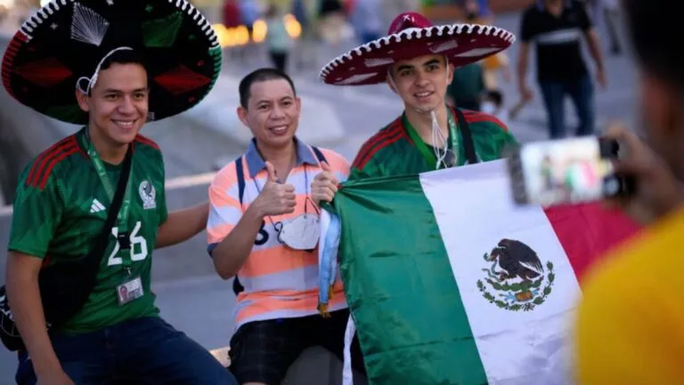 Turistas internacionales celebran junto a aficionados mexicanos durante el Mundial 2026.