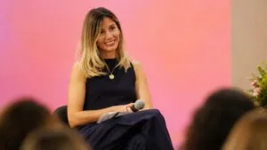 Paula Klein recibe el Premio Lumen por El amor inventado, novela sobre secretos y silencios en el matrimonio