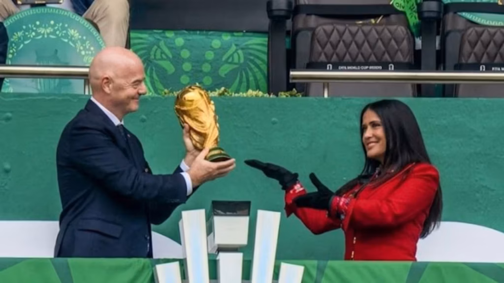 Salma Hayek sostiene la Copa del Mundo utilizando guantes durante una ceremonia oficial del Mundial 2026