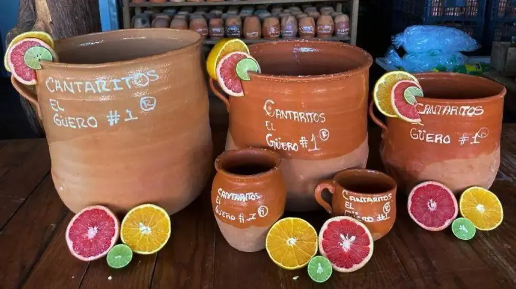 Turistas coreanos disfrutando cantaritos tradicionales en Jalisco durante una visita turística