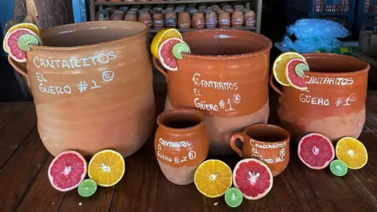 Turistas coreanos disfrutando cantaritos tradicionales en Jalisco durante una visita turística