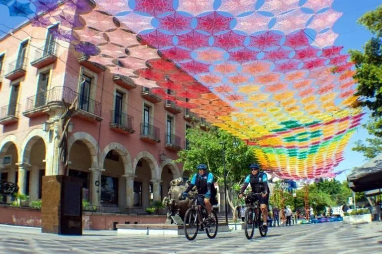Calle tejida en Zapopan decorada para recibir a las selecciones del Mundial 2026