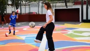 Alexia Putellas durante una actividad con niñas participantes del proyecto El Camino del Juego en México.