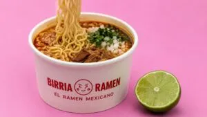 Birriamen en México con caldo de birria tradicional y ramen japonés servido en restaurante de cocina fusión.