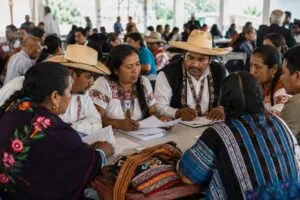 Representantes de comunidades indígenas participan en una consulta sobre la Ley de Derechos de los Pueblos Indígenas en México.