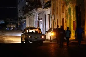 Apagones en Cuba durante la crisis energética afectan la vida cotidiana de familias cubanas