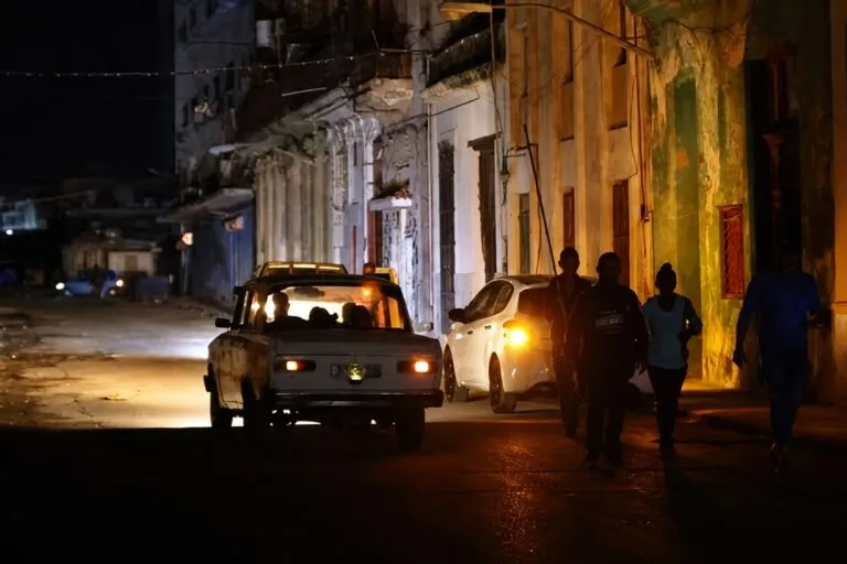 Apagones en Cuba durante la crisis energética afectan la vida cotidiana de familias cubanas