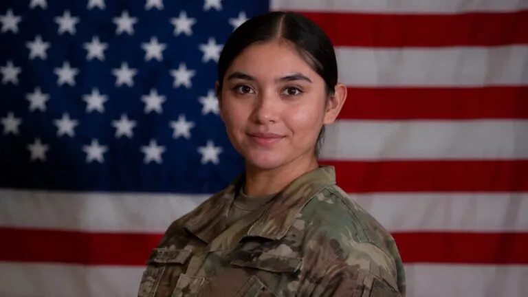 Soldado latina Isabella Gonzales durante su servicio en el Ejército de Estados Unidos antes de la misión en Jordania.