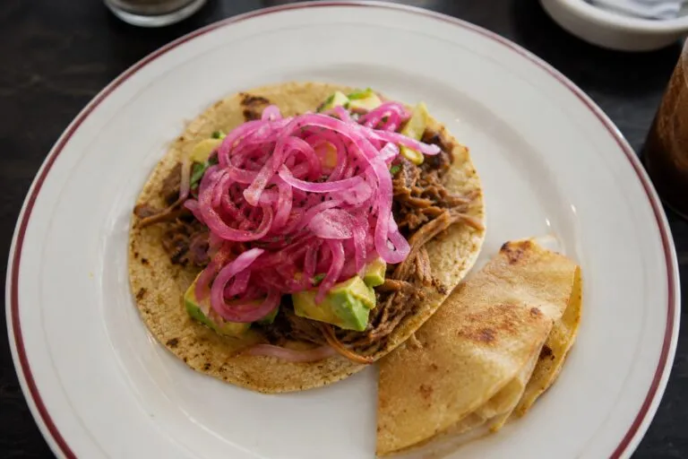 Puesto de comida callejera en Ciudad de México durante una jornada cotidiana, relacionado con cultura, salud y desarrollo urbano.