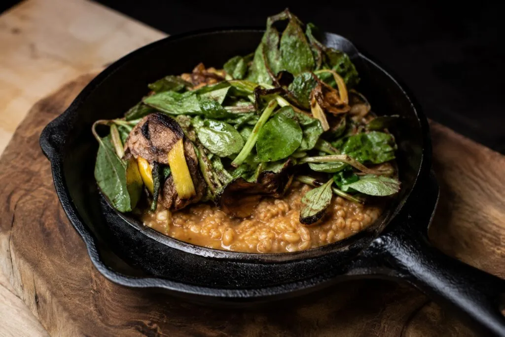 Cocina mestiza de Alonso Madrigal con ingredientes mexicanos y producción sustentable en el restaurante Malix