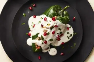 El chile en nogada no solo es uno de los platillos más representativos de la gastronomía mexicana, también guarda una historia que mezcla tradición, independencia y orgullo nacional.
