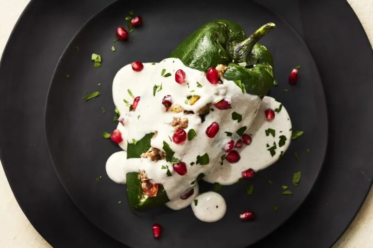 El chile en nogada no solo es uno de los platillos más representativos de la gastronomía mexicana, también guarda una historia que mezcla tradición, independencia y orgullo nacional.