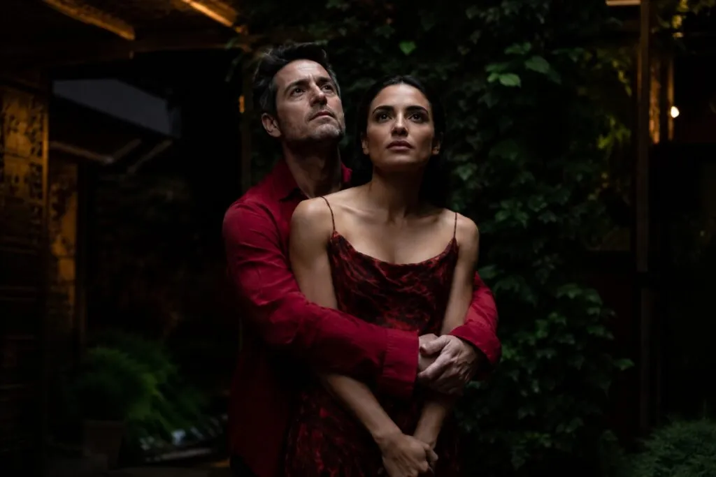 Aislinn Derbez y Mauricio Ochmann promocionan Hasta el fin del mundo tras revelar el papel de la terapia en su reencuentro.