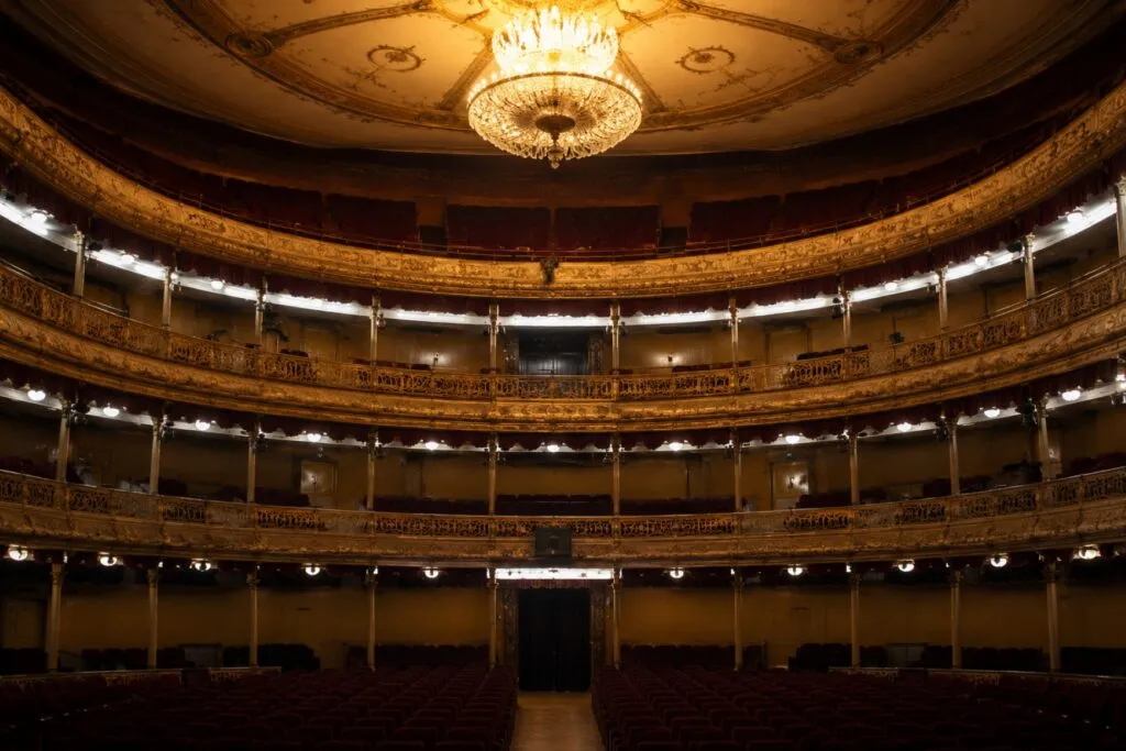 La maldición de Macbeth representada en un escenario teatral con elementos clásicos de Shakespeare.