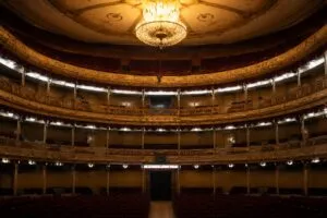 La maldición de Macbeth representada en un escenario teatral con elementos clásicos de Shakespeare.