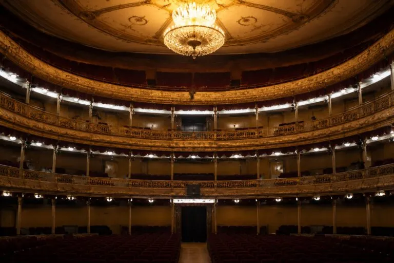 La maldición de Macbeth representada en un escenario teatral con elementos clásicos de Shakespeare.
