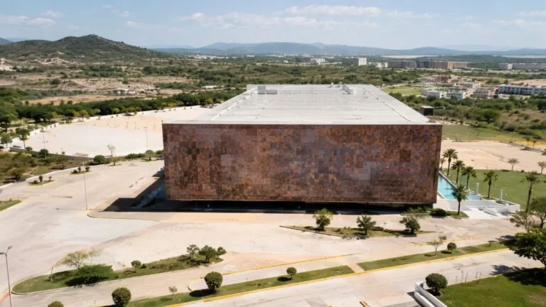 Mazatlán International Center con infraestructura moderna y patrimonio cultural en Sinaloa.