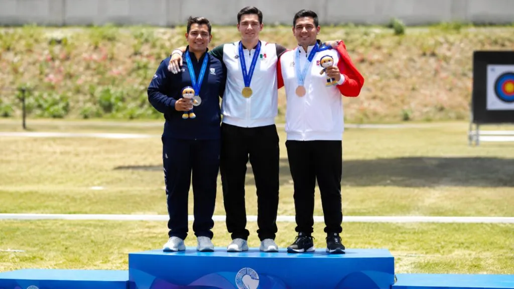 Arqueros mexicanos celebran las medallas de oro obtenidas en arco recurvo durante Santo Domingo 2026.