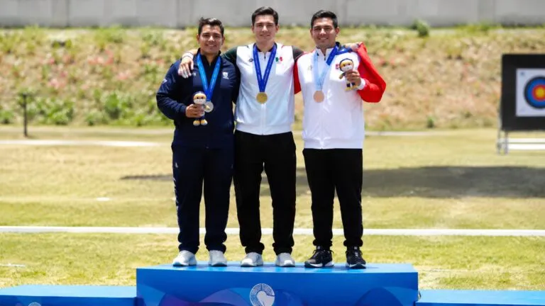 Arqueros mexicanos celebran las medallas de oro obtenidas en arco recurvo durante Santo Domingo 2026.