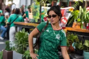 Aficionados mexicanos celebran el triunfo ante Ecuador mientras México en redes sociales se convierte en tendencia durante el Mundial 2026.