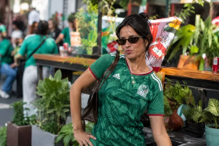 Aficionados mexicanos celebran el triunfo ante Ecuador mientras México en redes sociales se convierte en tendencia durante el Mundial 2026.