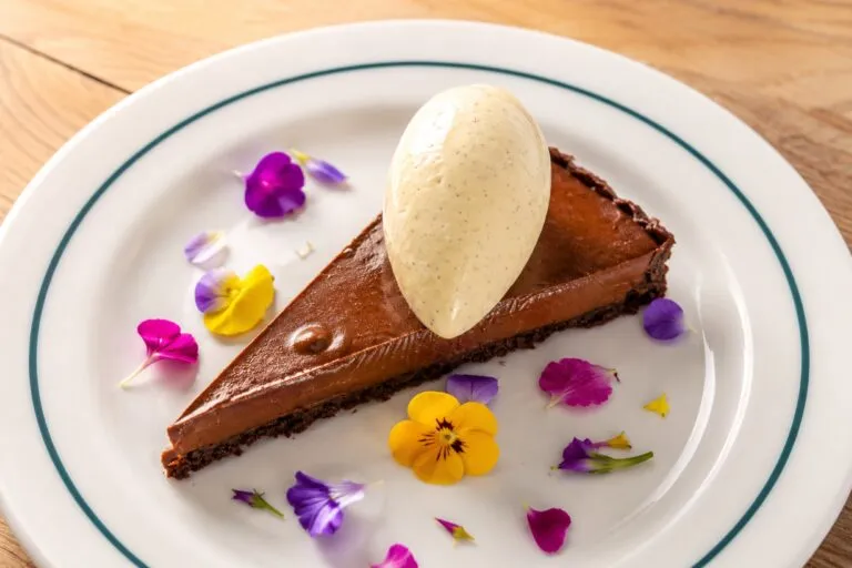 Postres de chocolate en CDMX con mousses, pasteles y brownies destacados para celebrar el Día Internacional del Chocolate.