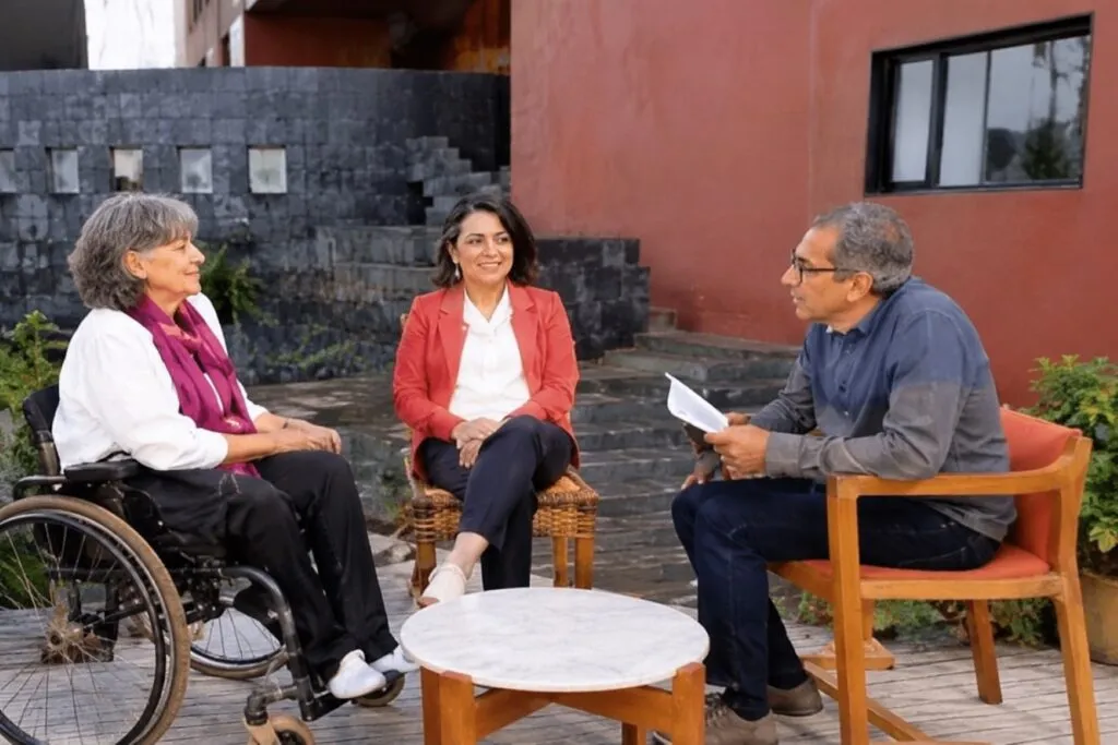 Diseño mexicano en estudio creativo presentado por TV UNAM para impulsar innovación, cultura e inclusión social.