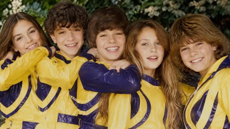Elenco de la serie Timbiriche presentado por ViX con primeras imágenes oficiales de la producción.