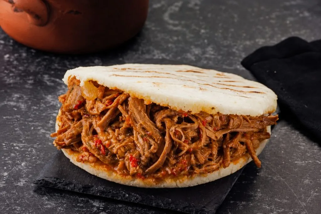 Comida colombiana en CDMX con arepas, bandeja paisa y otros sabores tradicionales de Colombia.
