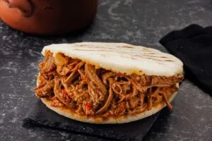 Comida colombiana en CDMX con arepas, bandeja paisa y otros sabores tradicionales de Colombia.