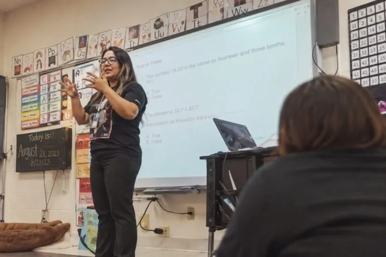 Docentes mexicanos en Estados Unidos pueden enseñar en escuelas públicas mediante programas de intercambio cultural