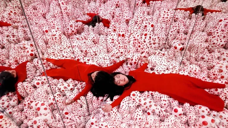 Yayoi Kusama dejó una huella cultural en México con sus instalaciones de espejos, lunares y arte inmersivo.