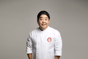 Mitsuharu Tsumura en la cocina de Maido, reconocido como el mejor chef de Latinoamérica y referente de la gastronomía peruana.