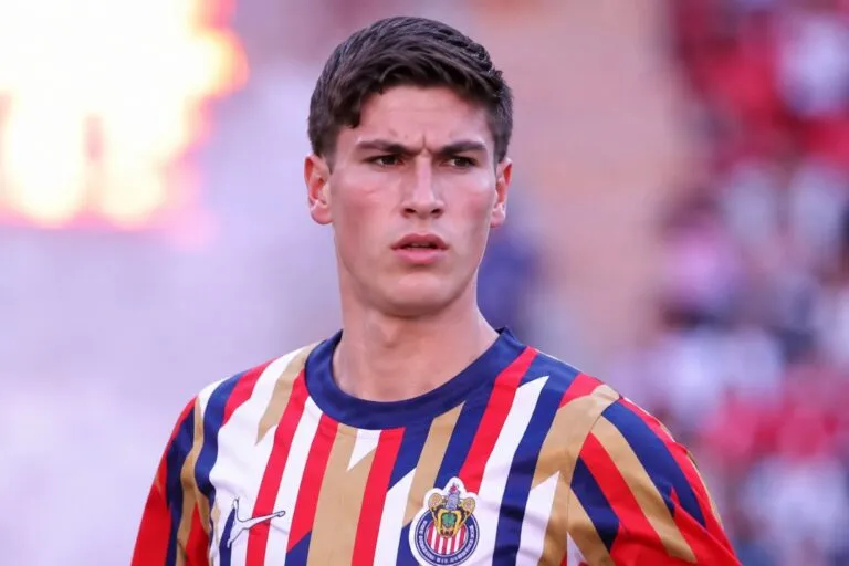 Futbolistas mexicanos en Europa buscan nuevas oportunidades y posibles traspasos a clubes del continente.