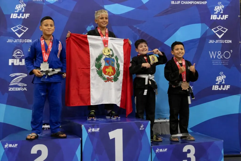 Caetano Bacigalupo celebra en Chicago un nuevo título internacional de jiu-jitsu como joven talento peruano.