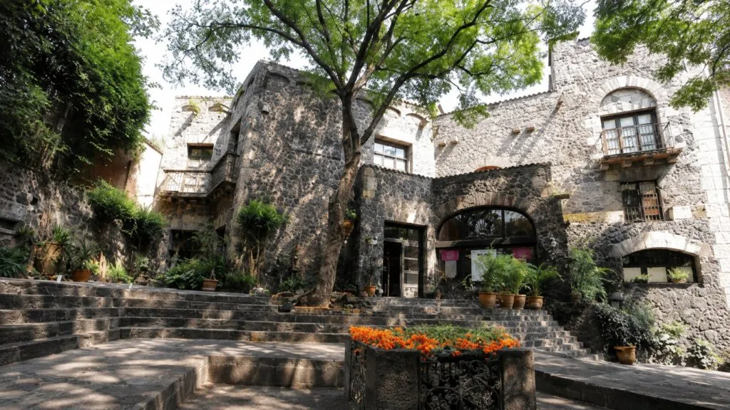 Casa de Emilio Fernández en Coyoacán, museo dedicado a la historia del cine mexicano y la arquitectura de piedra volcánica.