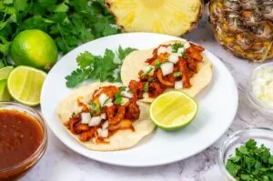 Platillos latinos como tacos al pastor, ceviche, asado, feijoada y arepas representan la gastronomía de América Latina.