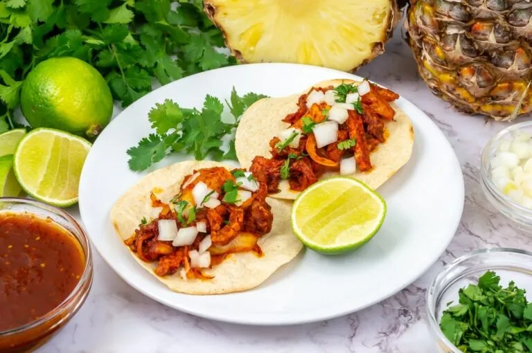 Platillos latinos como tacos al pastor, ceviche, asado, feijoada y arepas representan la gastronomía de América Latina.