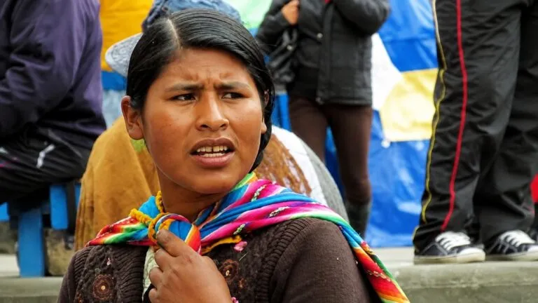 Mujeres en situación de calle en Bolivia ante el debate sobre esterilización forzada y derechos reproductivos.