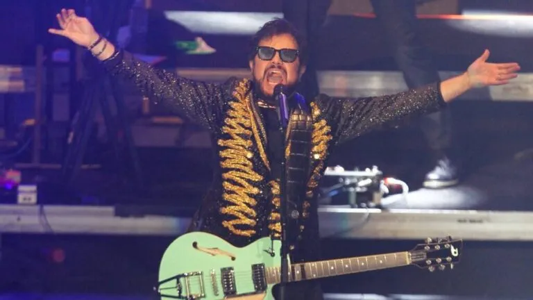 leks Syntek enfrenta críticas tras su polémico concierto del 15 de septiembre.